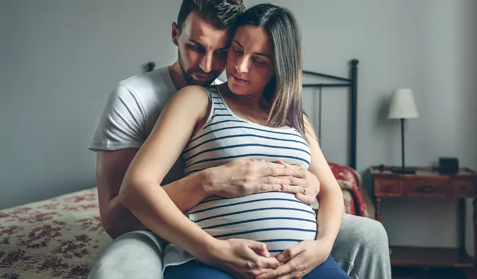 Pareja ante el duelo de un diagnóstico de su bebe